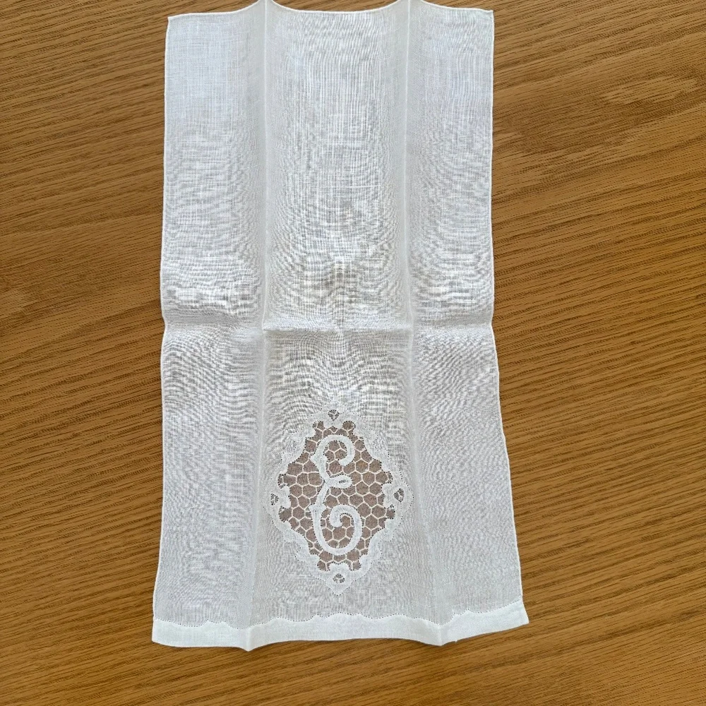 VINTAGE 2 SETS OF 2, HAND TOWEL AND FINGERTIP TOWELS.